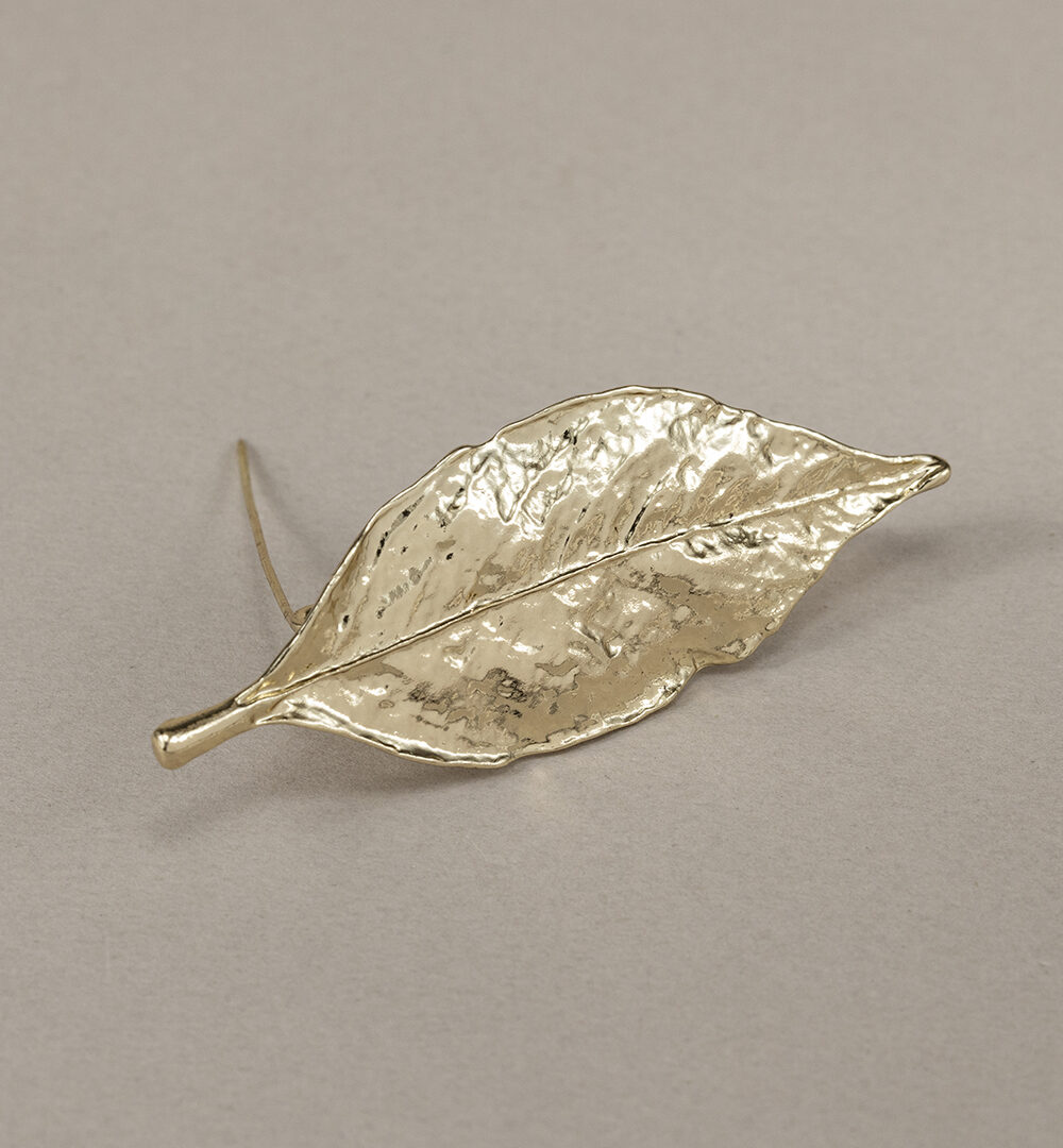Broche hoja dorada