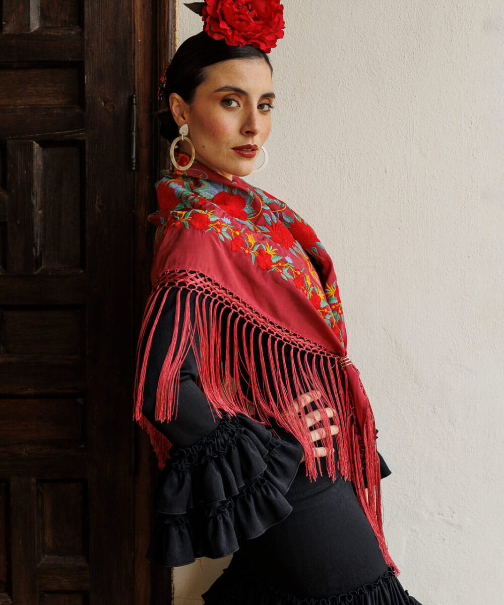 Look flamenca coral rojo Darwin- peinecillos y flor