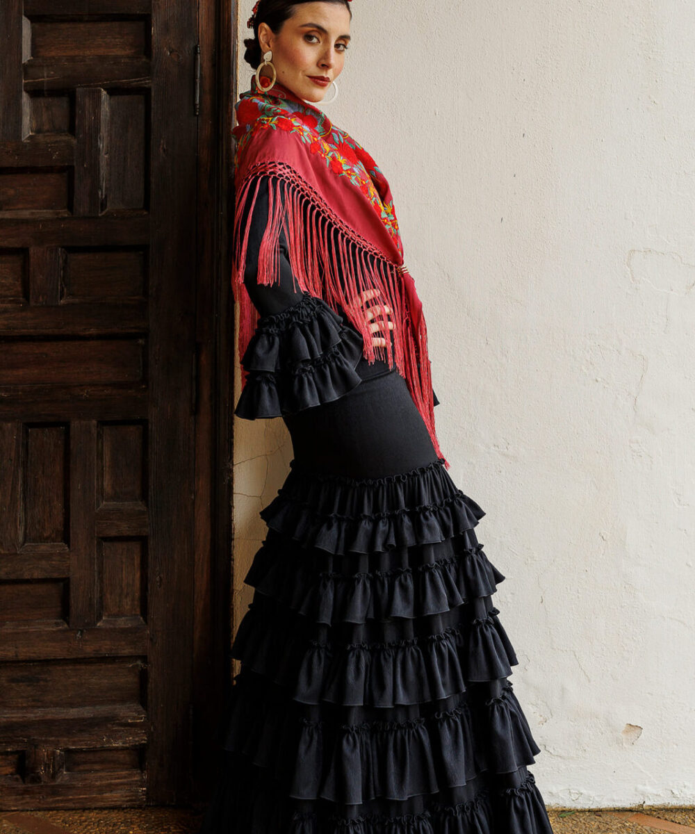 Look flamenca buganvilla Darwin – mantón, pendientes y flor