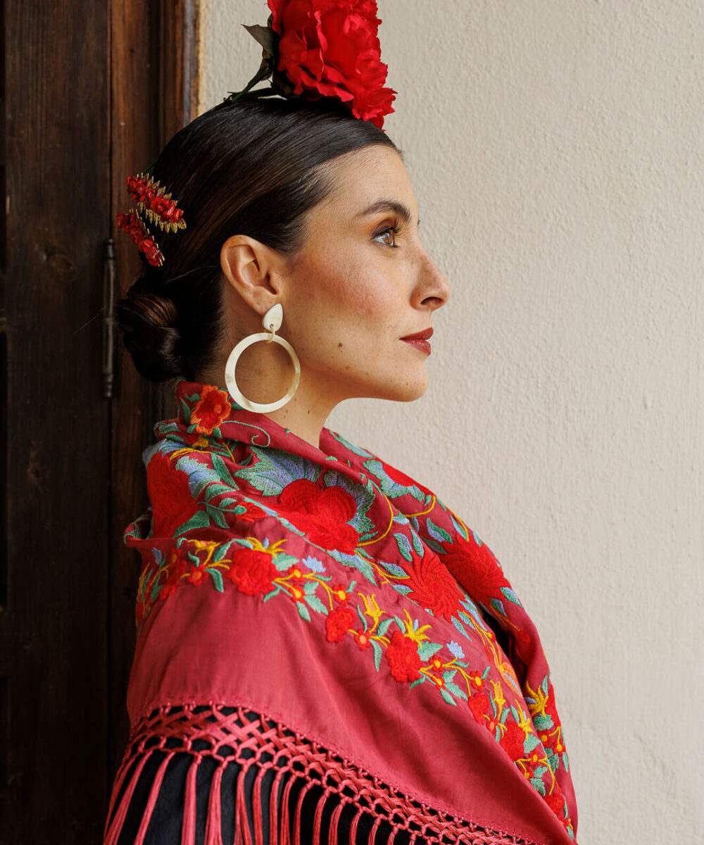 Look flamenca buganvilla Darwin – mantón, pendientes y flor