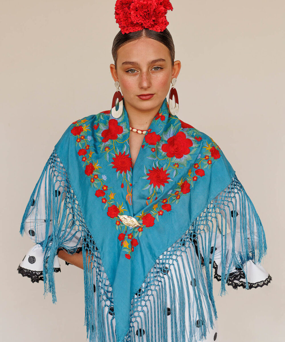 Look flamenca azul turquesa Darwin – mantoncillo, pendientes y flor