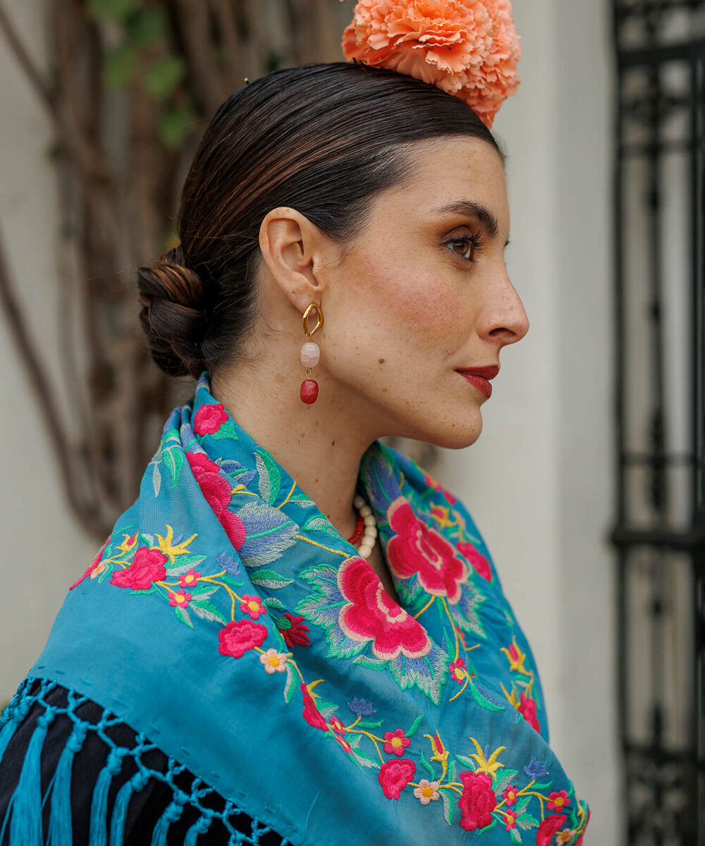 Look flamenca azul turquesa Darwin 2 – mantoncillo, pendientes y flor
