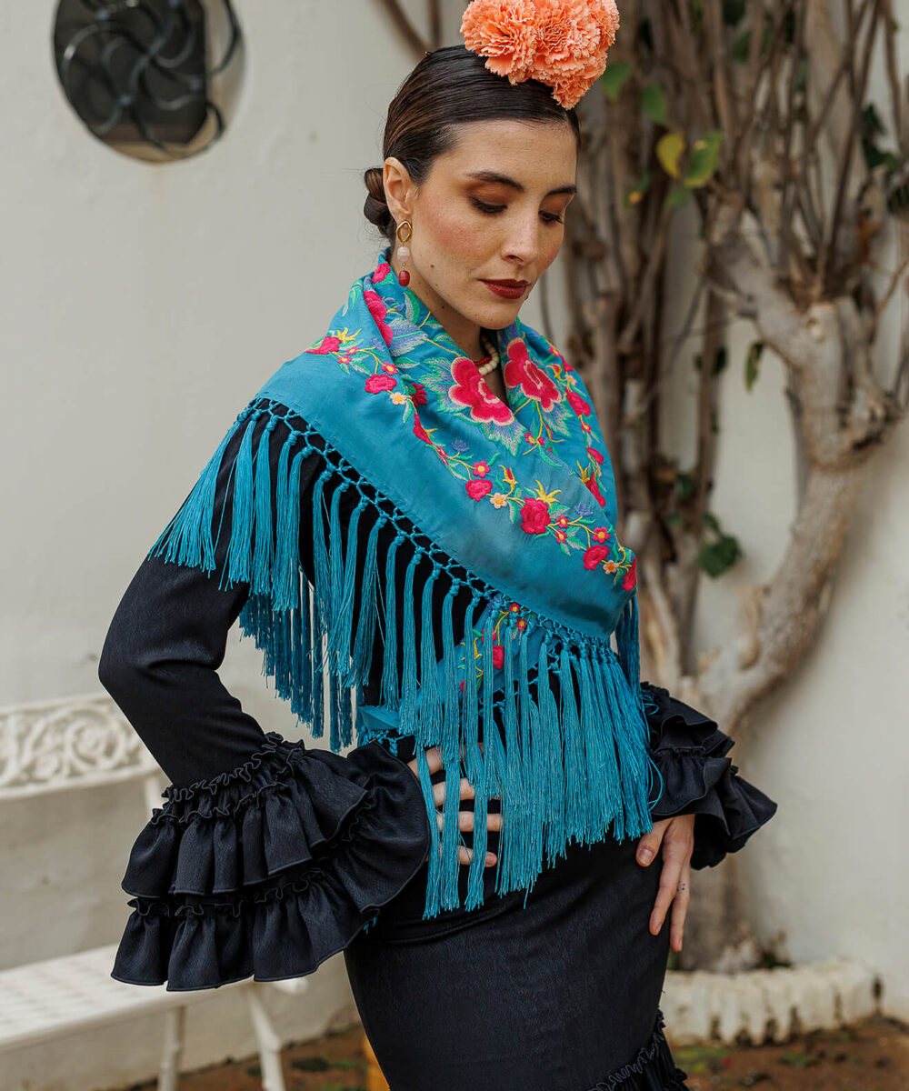 Look flamenca azul turquesa Darwin 2 – mantoncillo, pendientes y flor