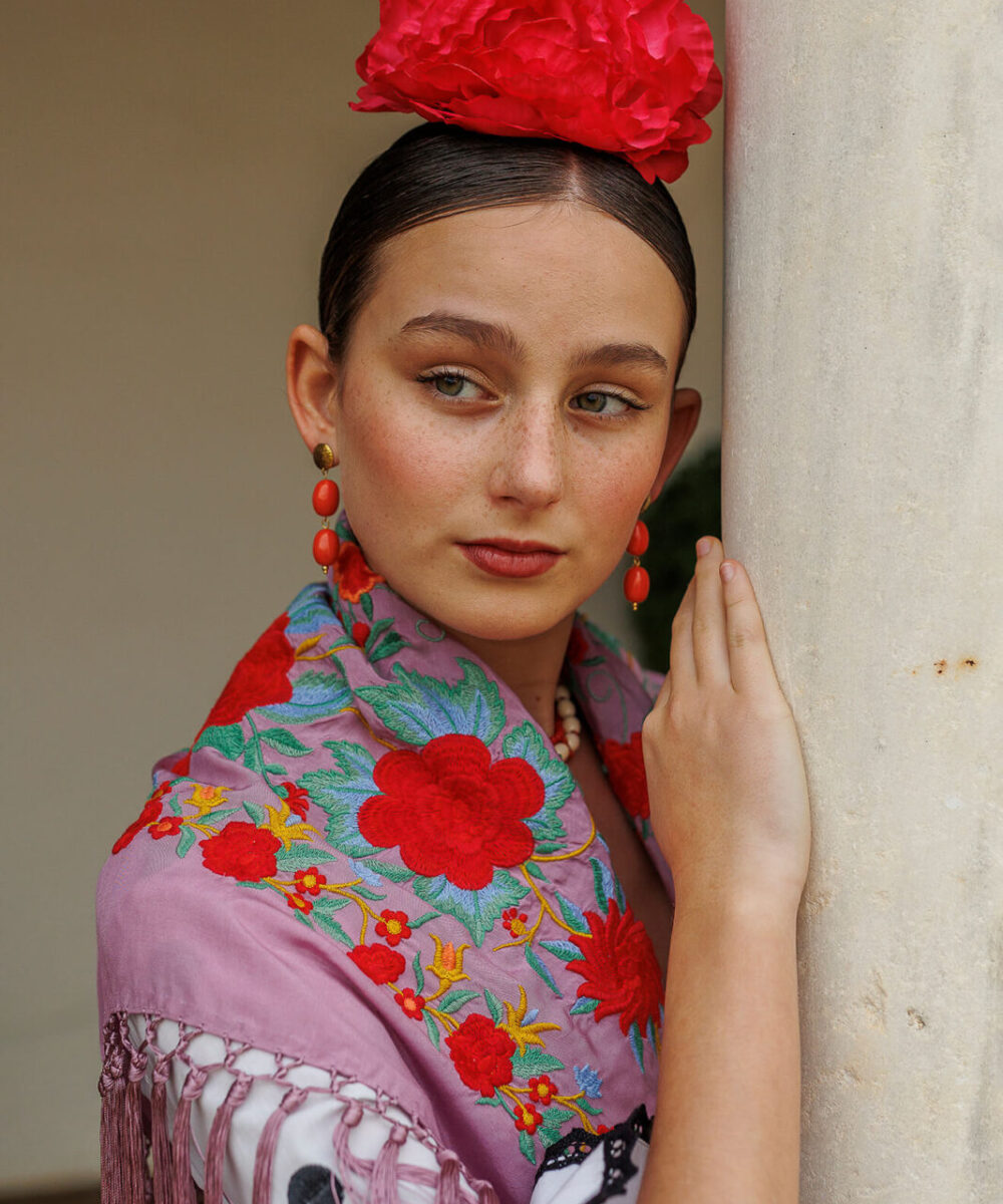 Look flamenca azul turquesa Darwin 2 – mantoncillo, pendientes y flor