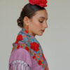 Look flamenca malva con rojo Darwin – mantoncillo, pendientes y flor