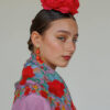 Look flamenca malva con rojo Darwin – mantoncillo, pendientes y flor
