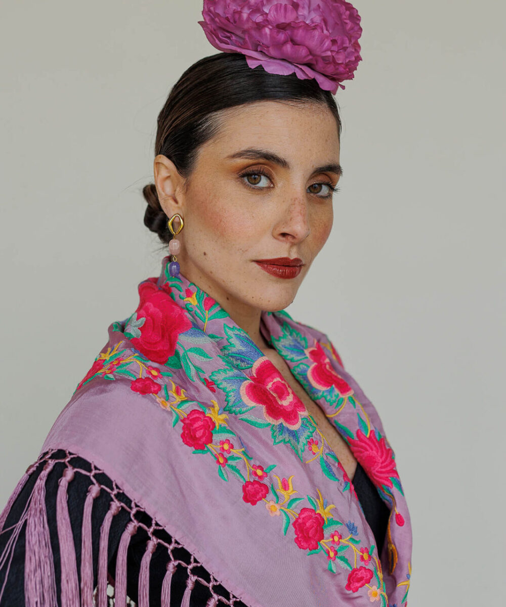 Look flamenca malva con rosa Darwin – mantoncillo, pendientes y flor