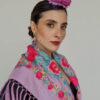 Look flamenca malva con rosa Darwin – mantoncillo, pendientes y flor