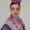 Look flamenca malva con rosa Darwin – mantoncillo, pendientes y flor