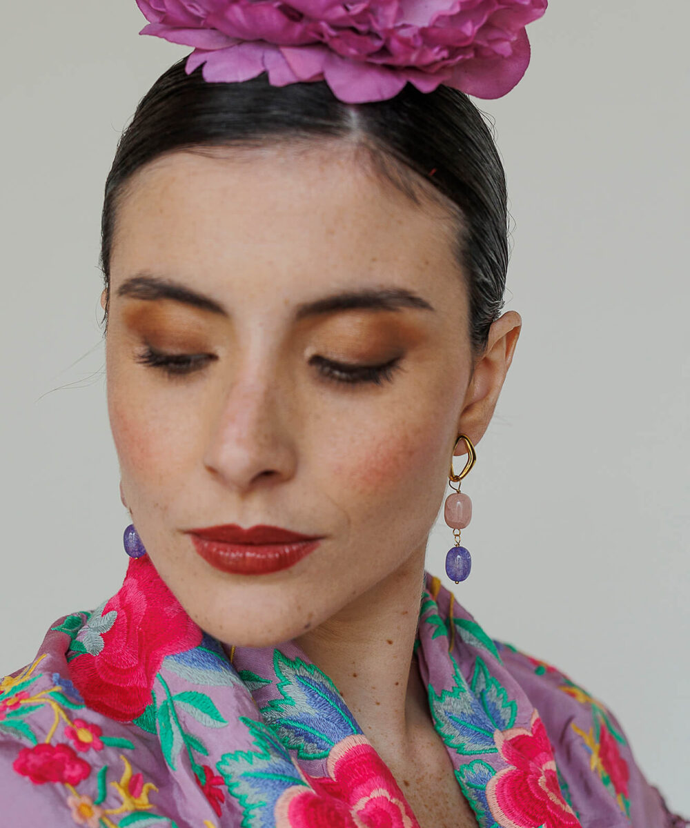 Look flamenca malva con rosa Darwin – mantoncillo, pendientes y flor