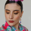 Look flamenca malva con rosa Darwin – mantoncillo, pendientes y flor