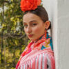 Look flamenca rosa coral Darwin – mantoncillo y flor