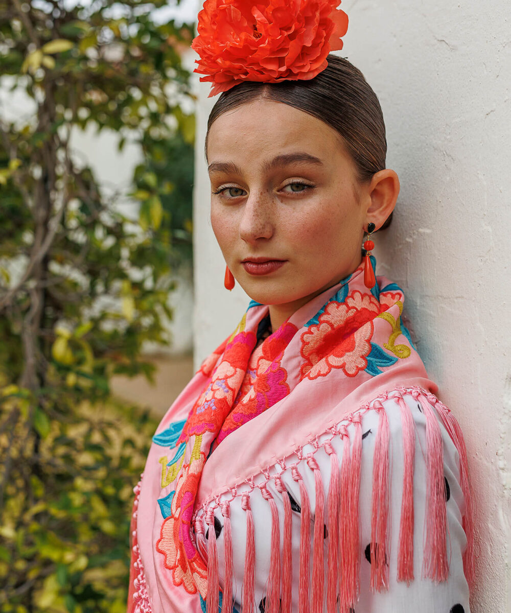 Look flamenca rosa coral Darwin – mantoncillo y flor