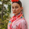 Look flamenca rosa coral Darwin – mantoncillo y flor