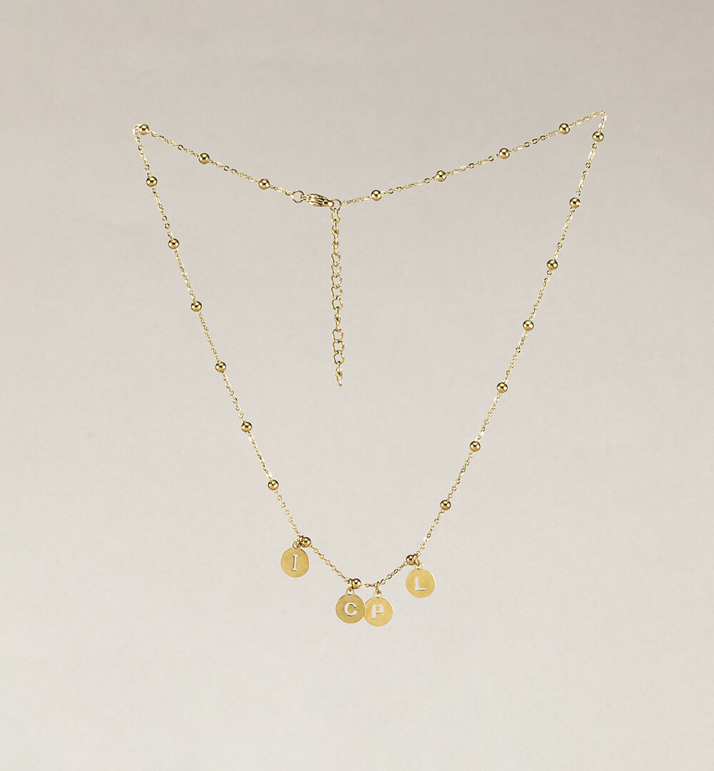 Cadena Briana personalizada con 4 iniciales caladas de acero inoxidable. Una joya fina, resistente al agua e hipoalergénica.