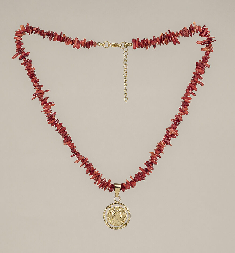 Collar Coral Rojo con Medalla Moneda Clásica
