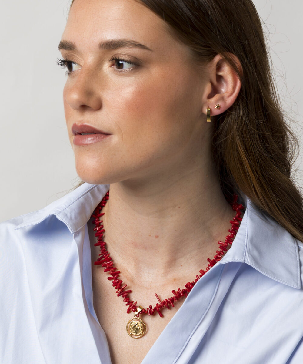 Collar coral rojo con medalla moneda clásica