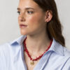 Collar coral rojo con medalla moneda clásica