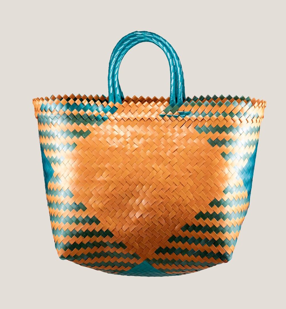 Capazo trenzado azul y naranja