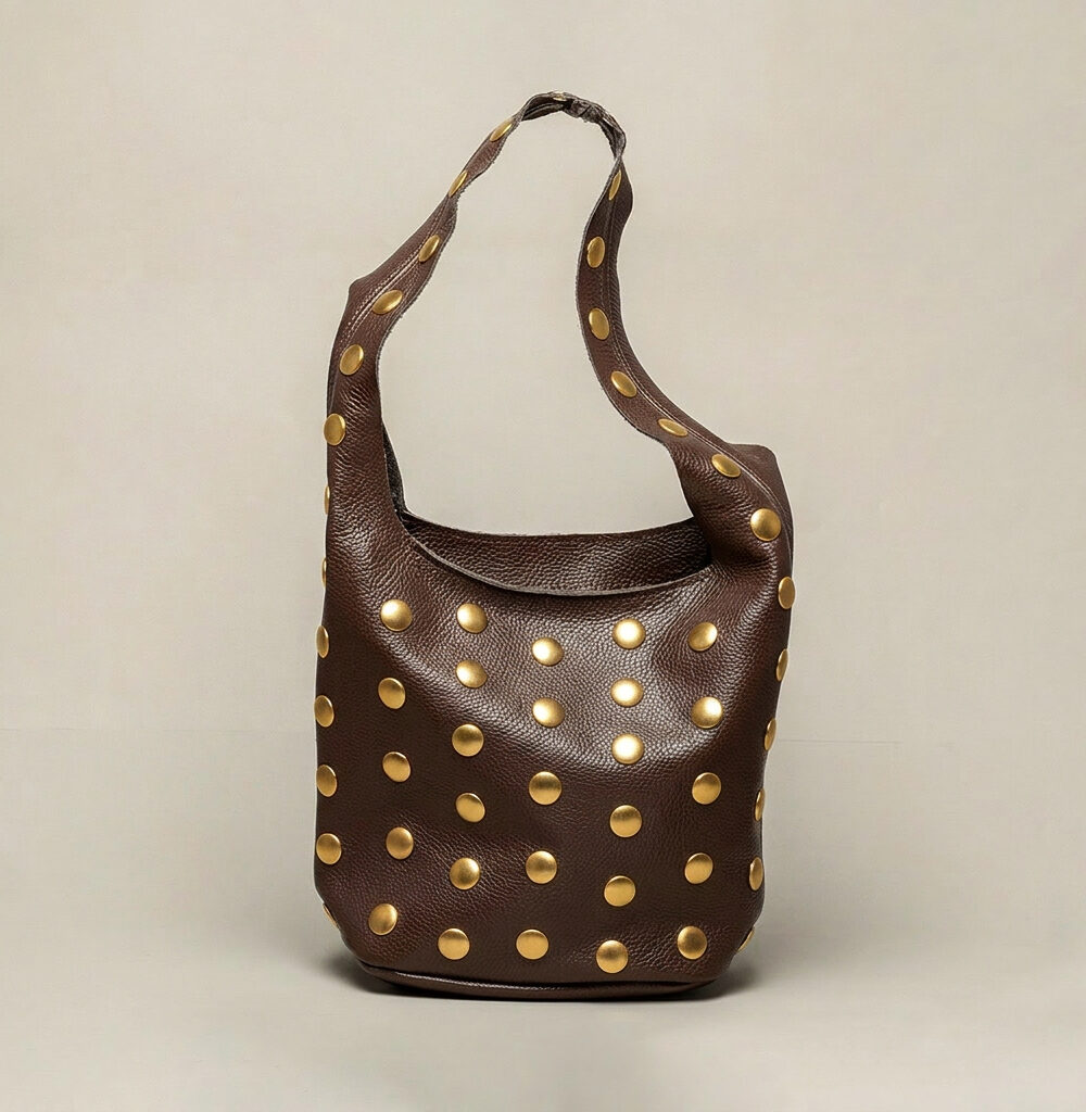Bolso de hombro chocolate tachuelas