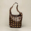 Bolso de hombro chocolate tachuelas