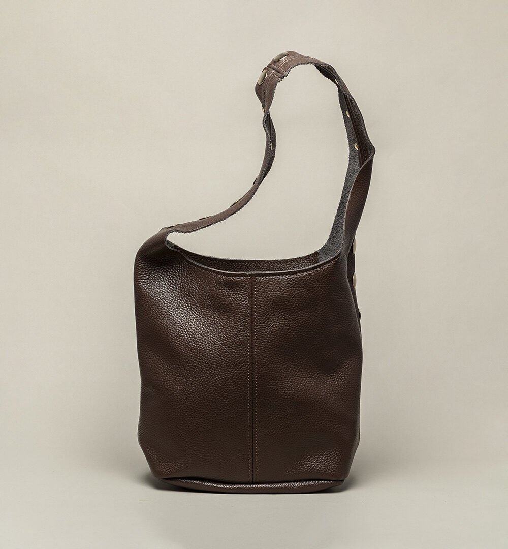 Bolso de hombro chocolate tachuelas