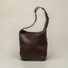 Bolso de hombro chocolate tachuelas