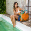 Capazo trenzado azul y naranja