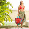 Capazo trenzado azul y rojo
